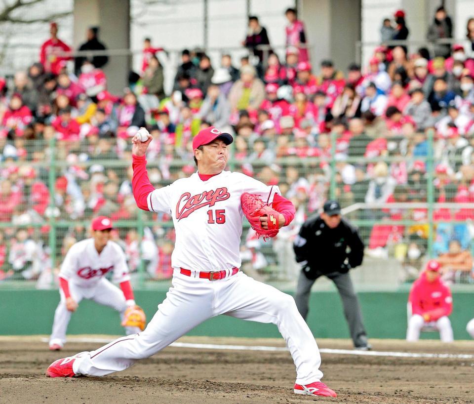 　福山のファンの前で力投する黒田（撮影・吉澤敬太）