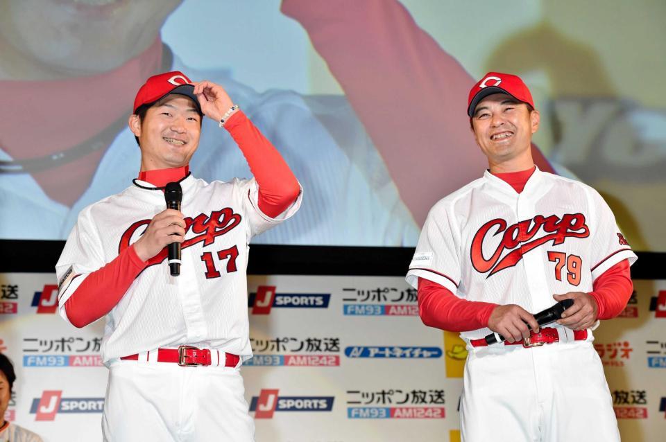 　１７勝を目標に掲げ笑顔の岡田（左）と緒方監督（撮影・佐々木彰尚）