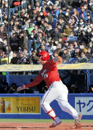 ８回広島１死、新井がソロを放つ＝神宮球場（撮影・堀内翔）