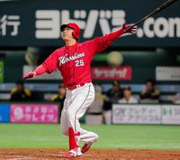 ７回広島無死満塁、新井貴浩は左越えに逆転満塁本塁打を放つ