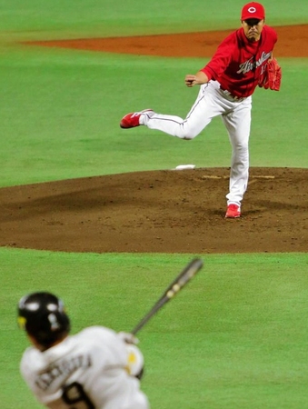 １回ソフトバンク１死二塁、広島・黒田博樹は、柳田悠岐に２ランを打たれる＝ヤフオクドーム（撮影・吉澤敬太）