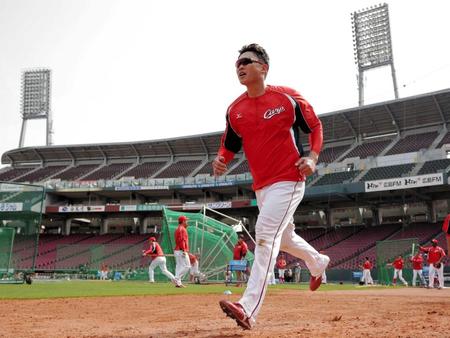 　黙々とダッシュを繰り返す新井（撮影・吉澤敬太）