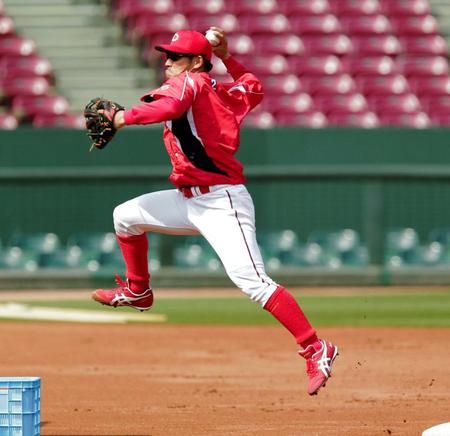 　守備練習で華麗にジャンピングスローを決める田中（撮影・吉澤敬太）