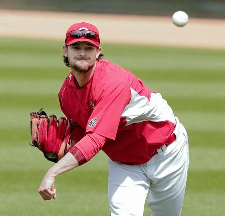 入念にキャッチボールをする広島のクリス・ジョンソン＝マツダスタジアム（撮影・吉澤敬太）