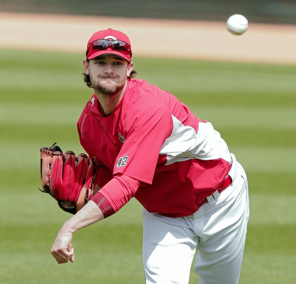 入念にキャッチボールをする広島のクリス・ジョンソン＝マツダスタジアム（撮影・吉澤敬太）