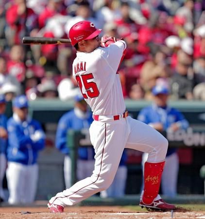 ２回広島１死、新井貴浩は左前打を放つ＝マツダスタジアム