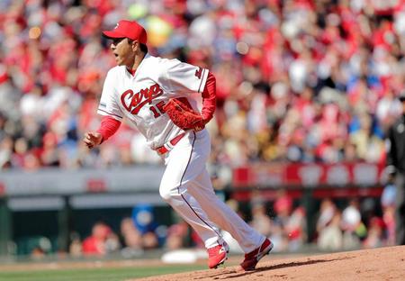 　声を出しながら、打球を追う黒田（撮影・吉澤敬太）