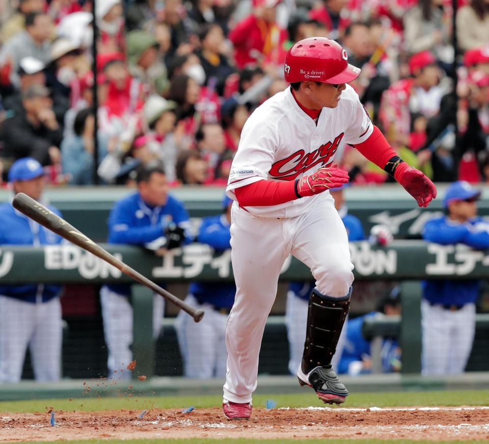 ６回広島１死満塁、会沢翼は左前に同点となる２点適時打を放つ＝マツダスタジアム（撮影・吉澤敬太）