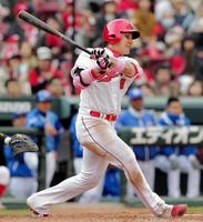 　７回、右前打を放つ丸