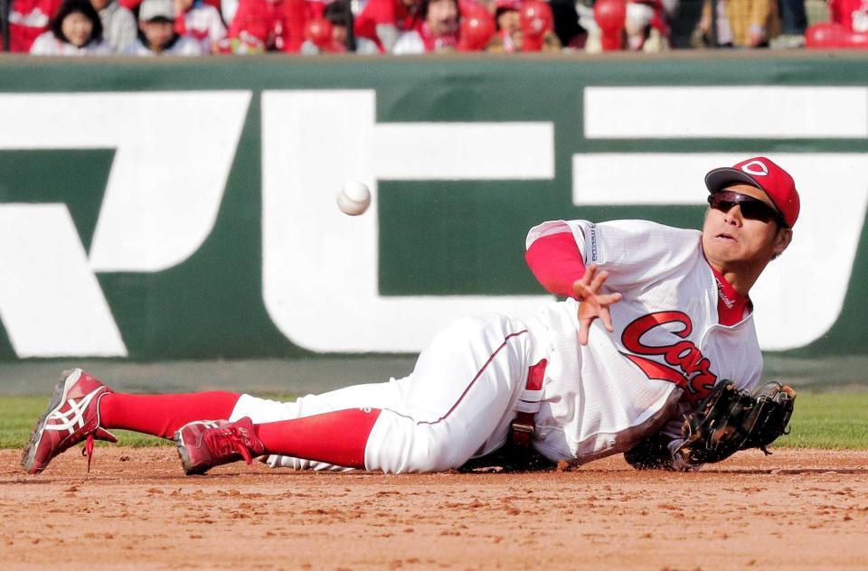 　二塁手・菊池にトスする田中（撮影・吉澤敬太）
