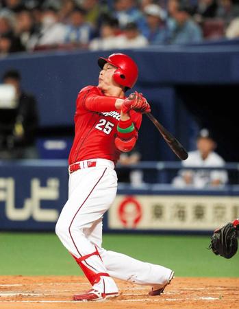 　２回、先制の適時二塁打を放つ新井（撮影・高部洋祐）