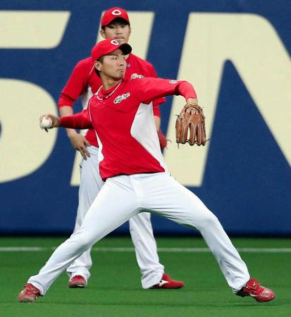 　キャッチボールで調整する横山。奥は岡田