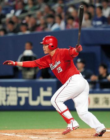 　６回、中前に適時打を放つ新井（撮影・高部洋祐）