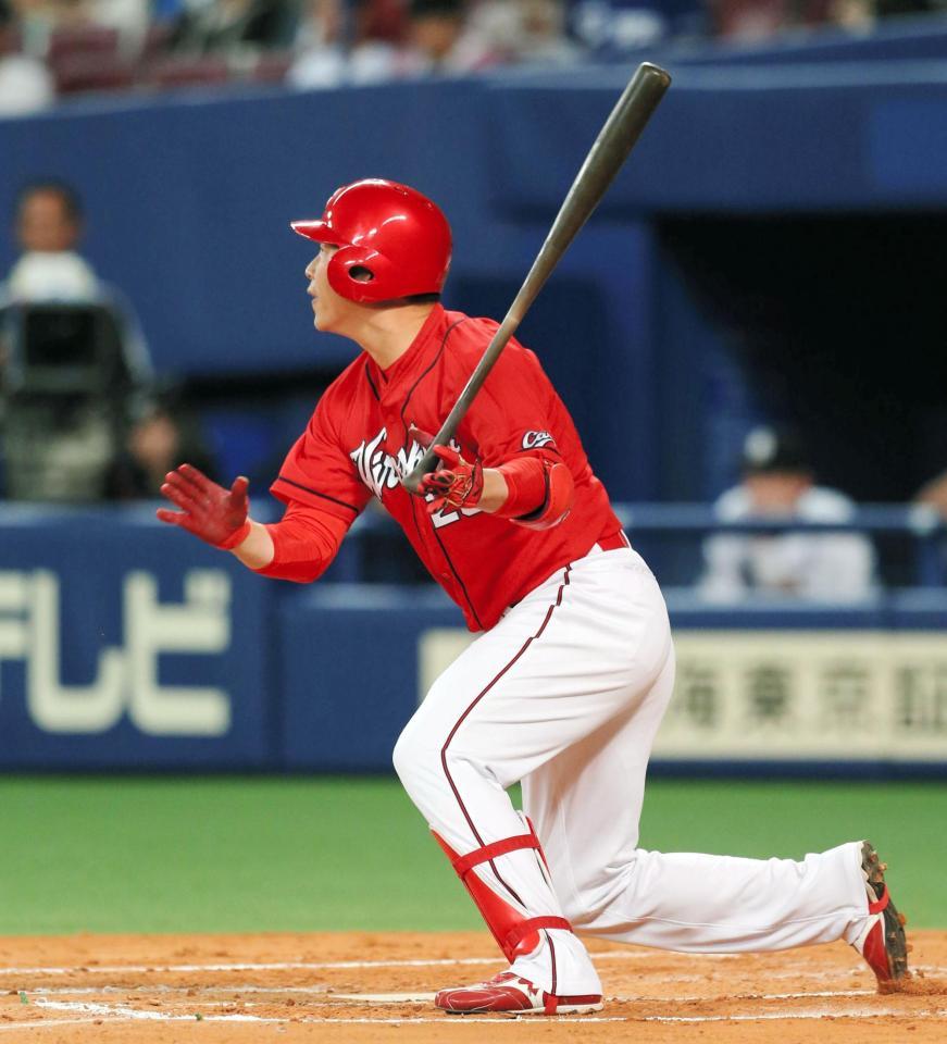 ２回広島１死一塁、右前安打を放つ広島・新井貴浩＝ナゴヤドーム（撮影・高部洋祐）