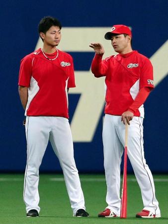 プロ初勝利から一夜明け、広島・緒方孝市監督（右）と話す広島・横山弘樹＝ナゴヤドーム（撮影・高部洋祐）