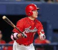 １回、右越えに先制の適時三塁打を放つ丸＝ナゴヤドーム（撮影・高部洋祐）