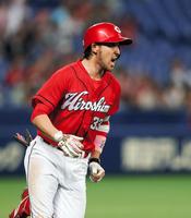 ２回広島２死満塁、中前に２点適時打を放ち雄叫びを上げる広島・菊池涼介＝ナゴヤドーム（撮影・高部洋祐）