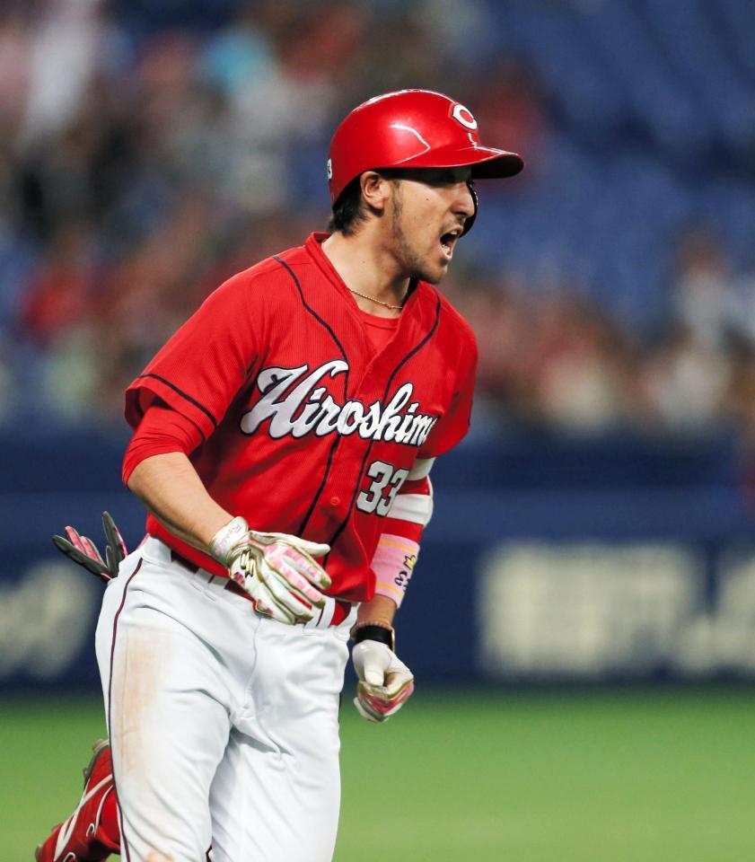 ２回広島２死満塁、中前に２点適時打を放ち雄叫びを上げる広島・菊池涼介＝ナゴヤドーム（撮影・高部洋祐）