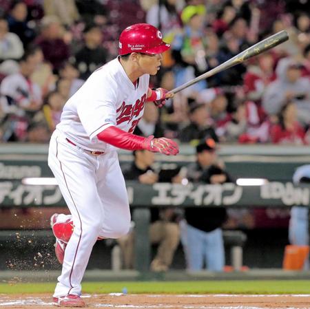 ６回、左前打を放つ新井