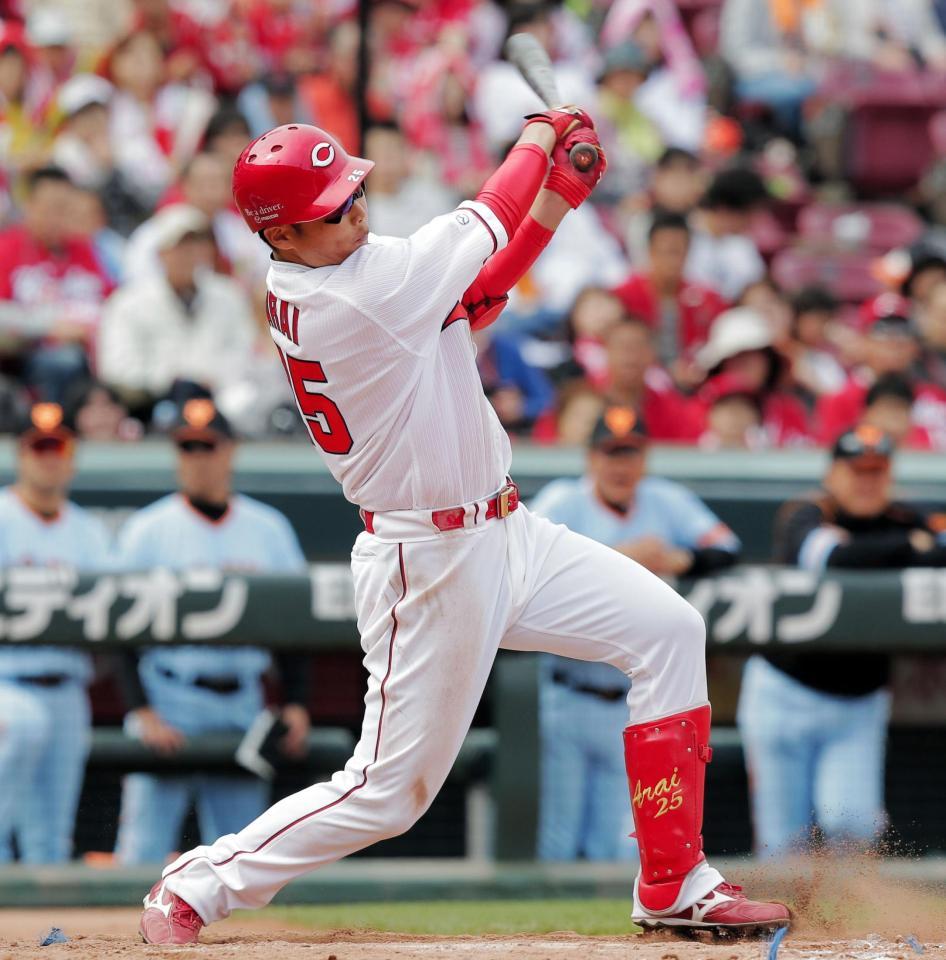 ４回広島１死一塁、新井貴浩は遊撃内野安打を放つ＝マツダスタジアム（撮影・吉澤敬太）