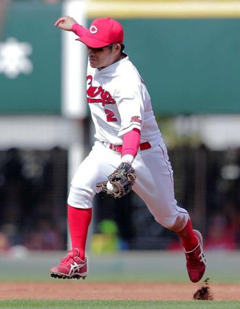 　３回、長野の打球を華麗にさばく田中　