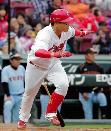 ８回広島１死、新井貴浩は中前打を放つ＝マツダスタジアム（撮影・吉澤敬太）