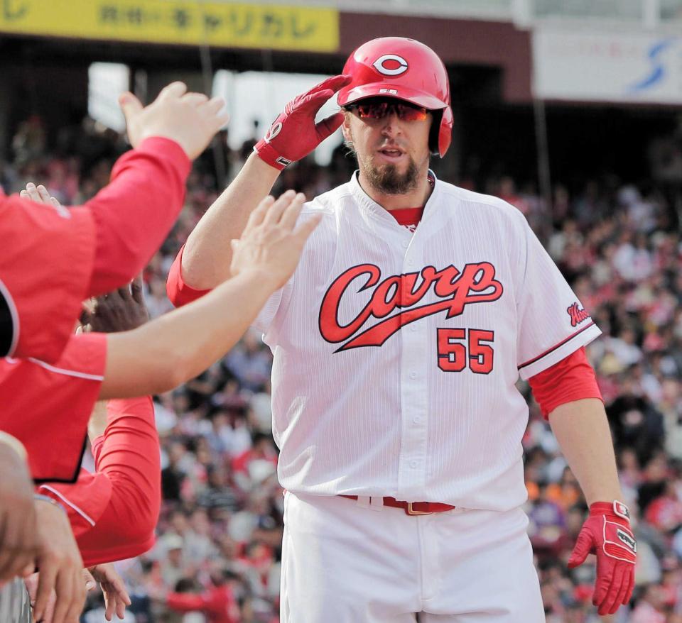 　６回、ソロを放ちナインに迎えられるエルドレッド（撮影・吉澤敬太）