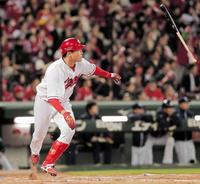 ６回広島１死一、二塁、新井貴浩は中越えに？３ランを放つ＝マツダスタジアム（撮影・吉澤敬太）