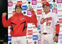 　お立ち台でポーズをとる、今季初勝利の広島・野村（左）と逆転満塁本塁打の会沢＝マツダ