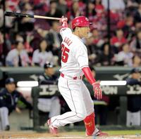 １回、新井は２点適時打を放つ＝マツダスタジアム