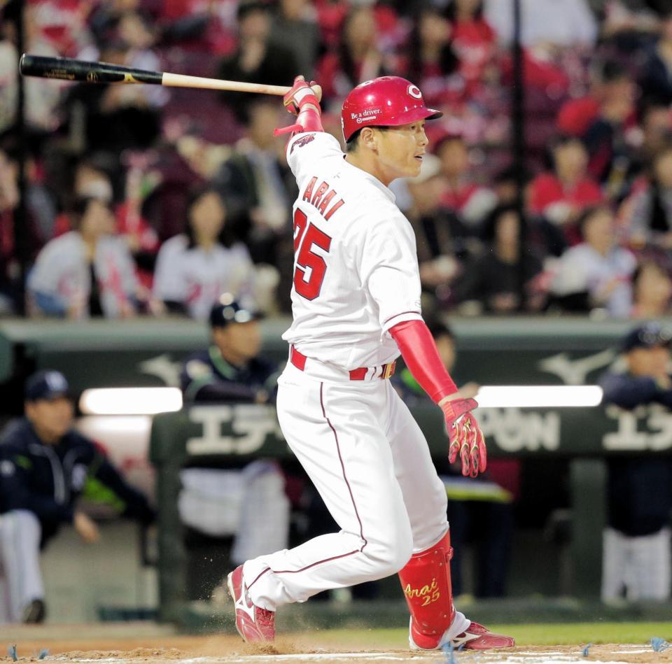 １回、新井は２点適時打を放つ＝マツダスタジアム