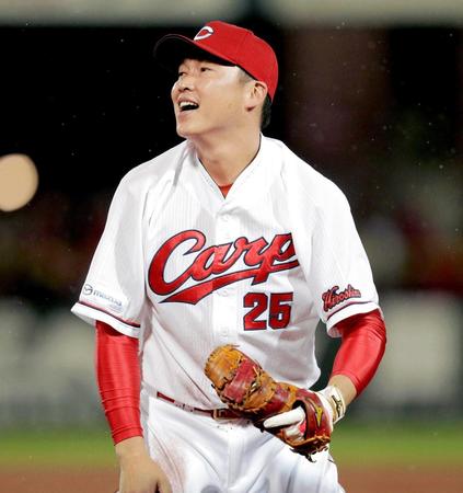 　９回、新井は森岡の一直を好捕し、安堵の表情を見せる新井（撮影・吉澤敬太）