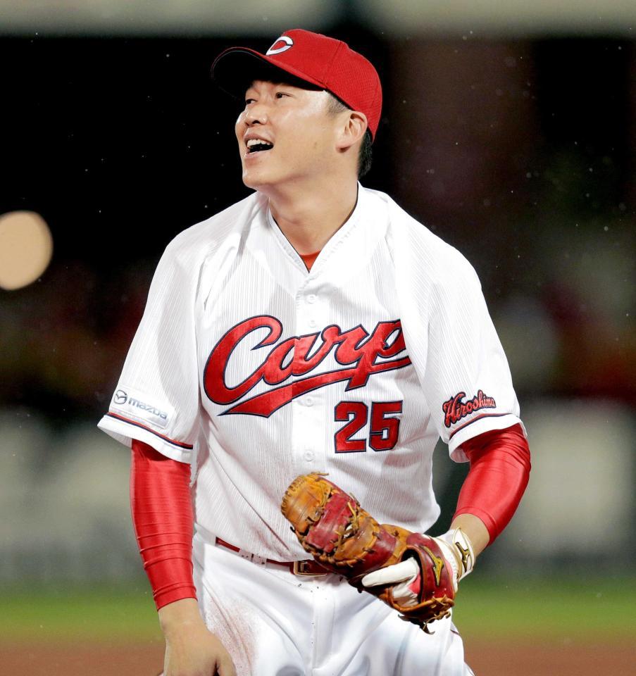 　９回、新井は森岡の一直を好捕し、安堵の表情を見せる新井（撮影・吉澤敬太）