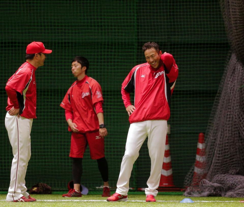 練習中、黒田（右）と笑顔で話す広島・緒方監督（左）＝マツダスタジアム隣接の屋内練習場（撮影・吉澤敬太）