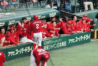 １回、丸の適時打で生還した田中広（２）を迎える広島ナイン＝甲子園