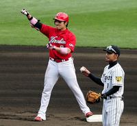 延長１０回、右中間に勝ち越し適時二塁打を放った広島・丸　佳浩はベンチに向かってガッツポーズ＝甲子園（撮影・北村雅宏）