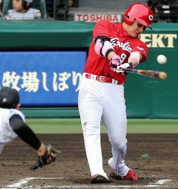 １０回広島、適時二塁打を放つ丸佳浩（投手・榎田大樹）＝甲子園（撮影・持木克友）