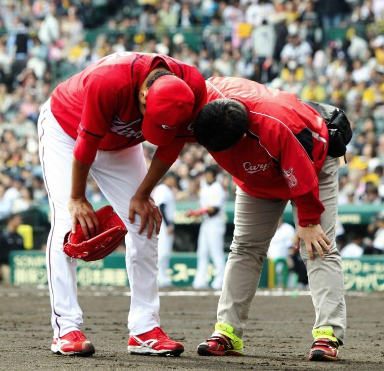 ４回裏を終え、ベンチに戻る途中うずくまる黒田（左）＝甲子園（撮影・高部洋祐）