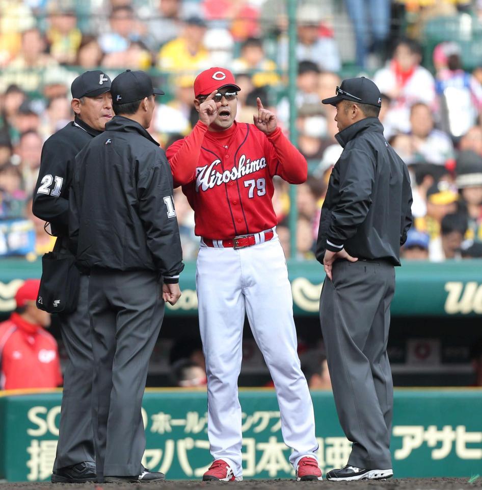 　９回、松山の打球の判定が覆り、猛抗議する緒方監督