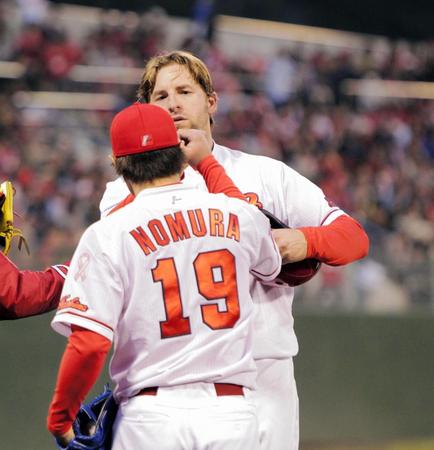１回広島１死一、三塁、左前に勝ち越し適時打を放ったエルドレッドは、野村祐輔（背番号１９）とタッチを交わす＝広島県呉市二河野球場（撮影・吉澤敬太）