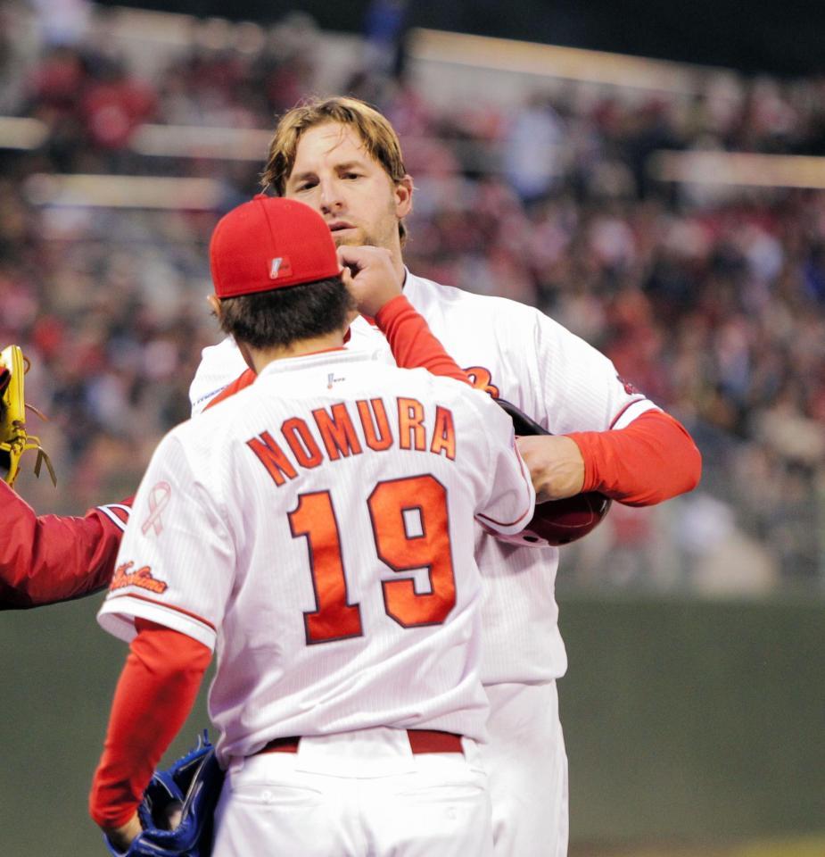 １回広島１死一、三塁、左前に勝ち越し適時打を放ったエルドレッドは、野村祐輔（背番号１９）とタッチを交わす＝広島県呉市二河野球場（撮影・吉澤敬太）