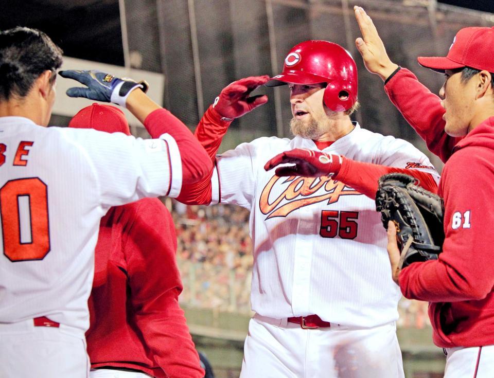 　６回、ソロを放ち、安部（左）と敬礼ポーズを交わすエルドレッド（撮影・吉澤敬太）