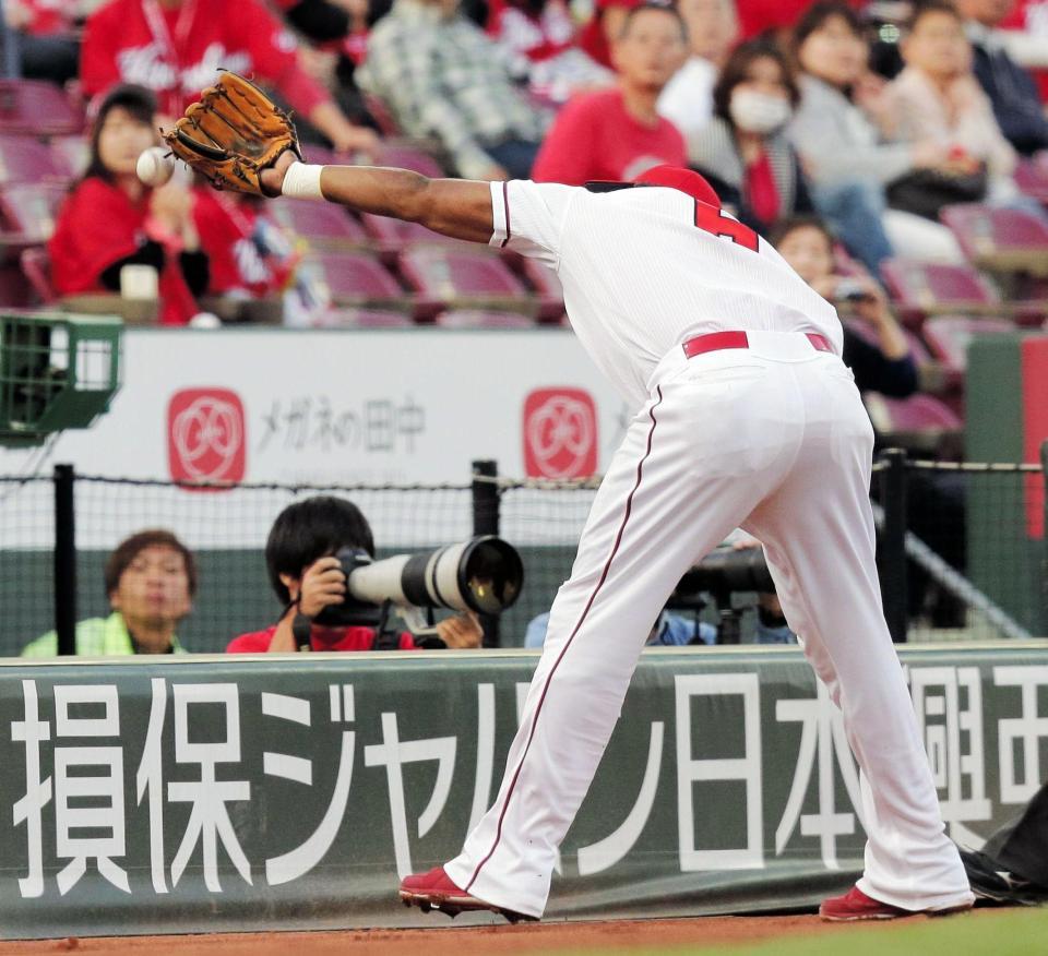 １回、高橋の打球を広島三塁手のエクトル・ルナが追うも、捕れず＝マツダスタジアム