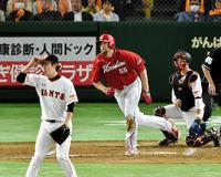 ４回広島二死一、二塁、右前適時打を放ったエルドレッド（中央）＝東京ドーム（撮影・園田高夫）