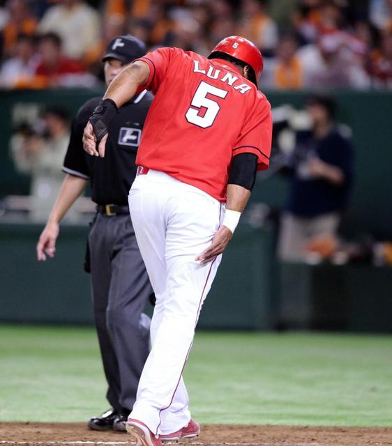 ルナが８試合連続安打も脚痛め途中交代