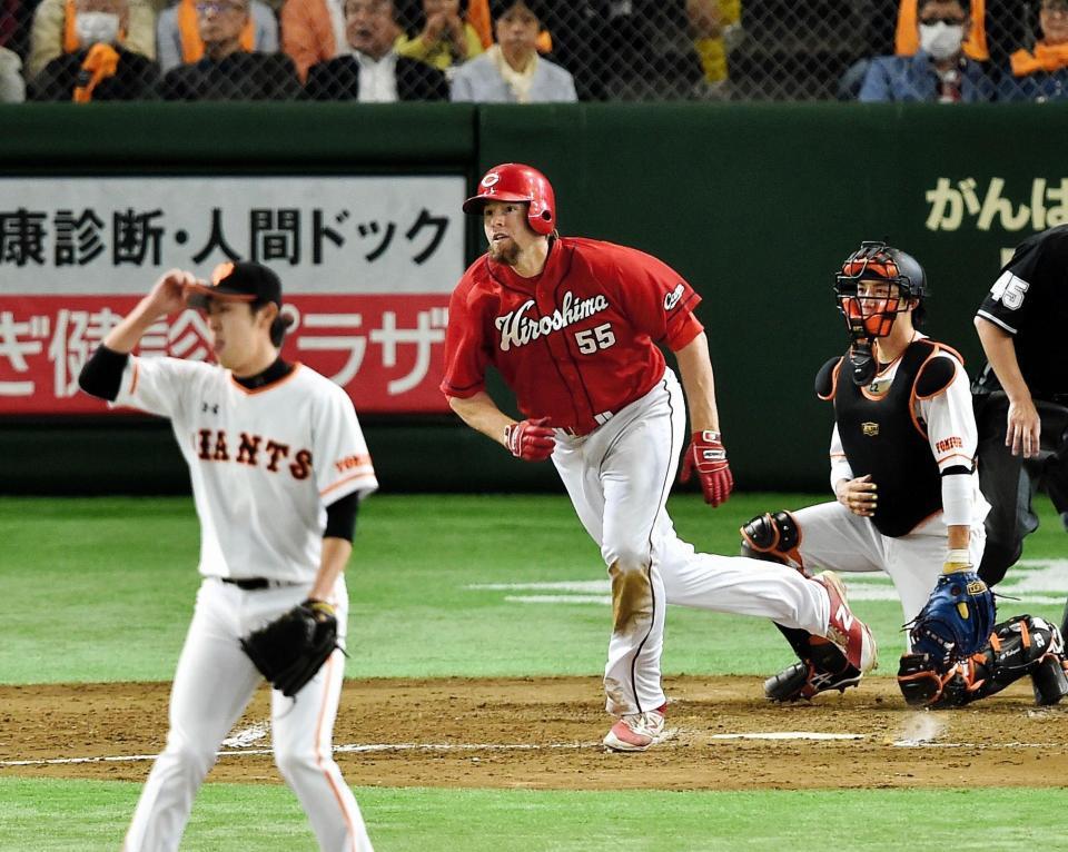 ４回広島二死一、二塁、右前適時打を放ったエルドレッド（中央）＝東京ドーム（撮影・園田高夫）