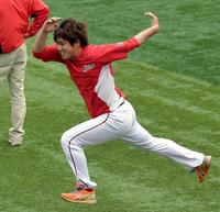 ジャンプしてトレーニングする広島・野村＝横浜スタジアム（撮影・堀内翔）