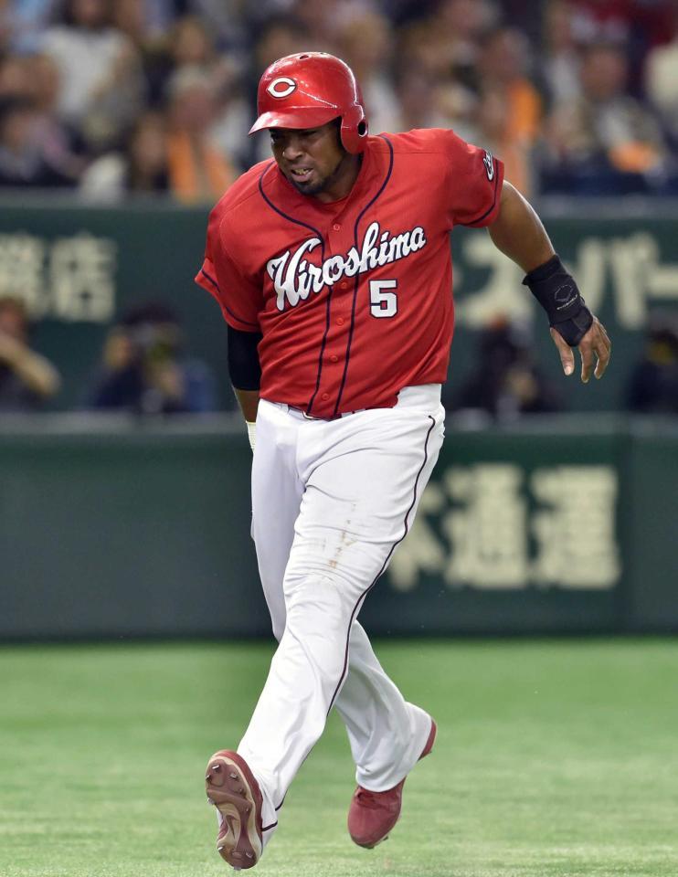 　１６日、巨人戦で足を押さえながら本塁へ向かうルナ