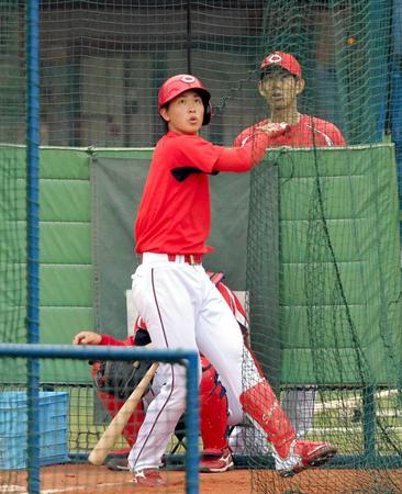 　打撃練習する堂林（撮影・堀内翔）