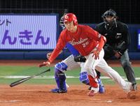 延長１２回、新井は勝ち越し適時打を放つ＝横浜スタジアム